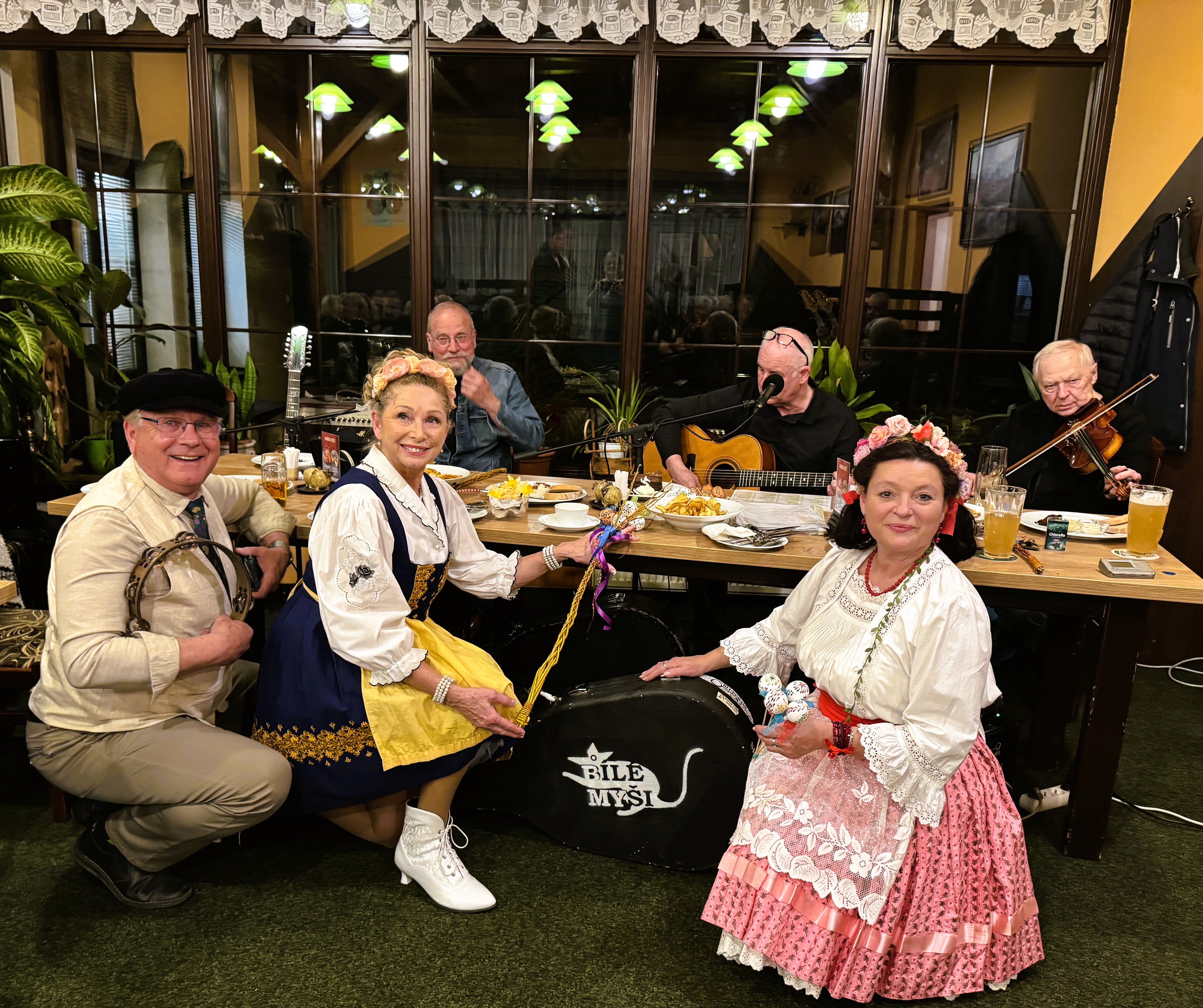 Velikonoce, společek a kapela Bílé Myši